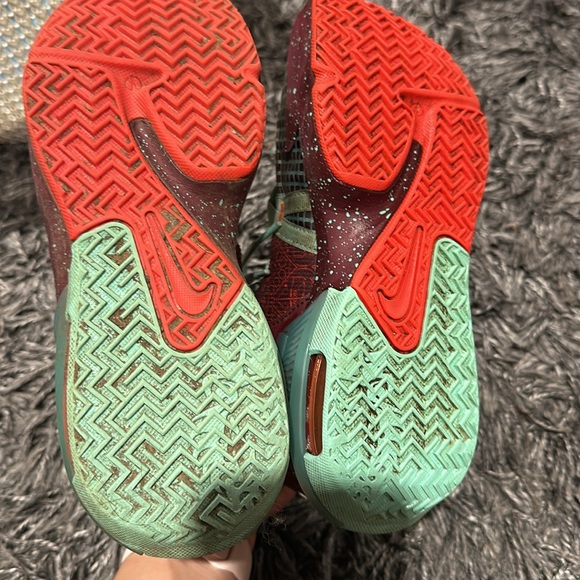 Nike Lebron youth size 4.5 - Picture 5 of 6